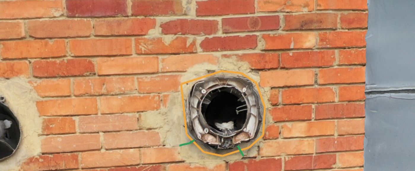 Visor 3D con una grieta y una corrosión marcadas sobre el modelo de la fachada